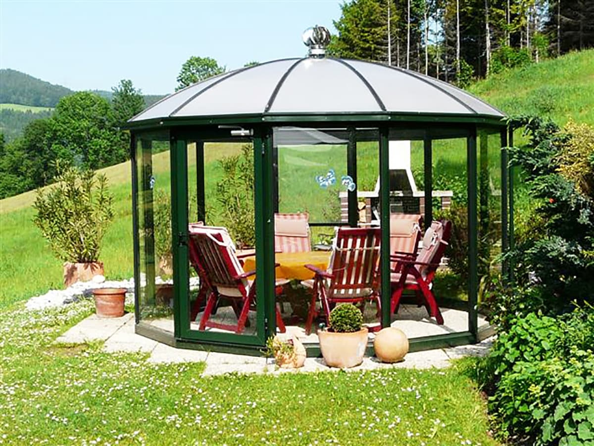 Летняя беседка круглая стеклянная
